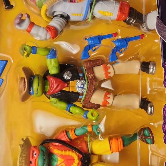 Teenage Mutant Ninja Turtles Mutant Mayhem Turtles in Disguise 4 Pack - Picture 4 of 6